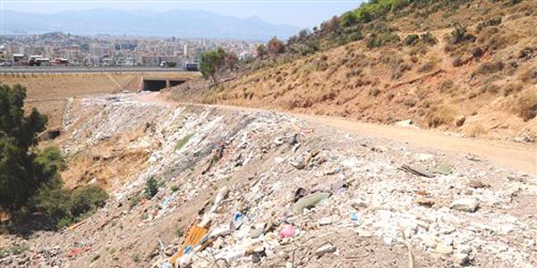 �zmir'de temizlik seferberli�i s�r�yor