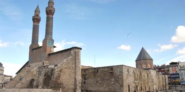 Tarihi medrese yeniden faaliyete ge�iyor