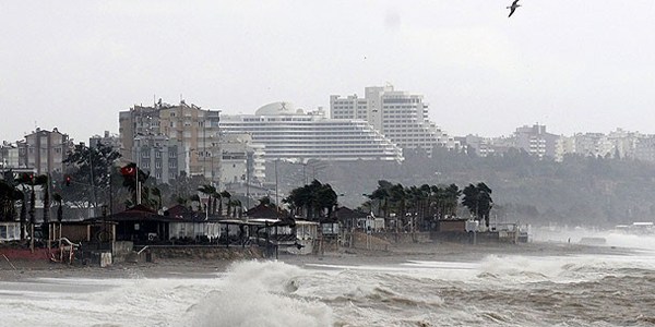 Ege ve Akdeniz'de f�rt�na