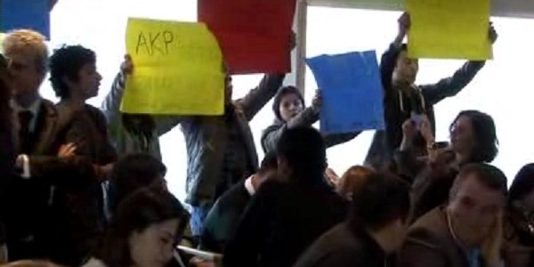 'Okul St' toplantsnda liseli protesto