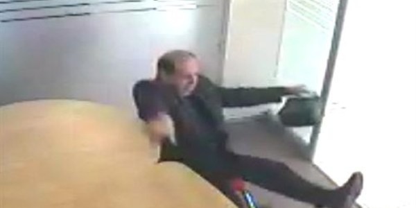 Bankada oturdu�u sandalye fel� b�rakt�