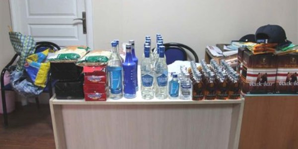 Zat�ba a��kta sat�lan et ve alkollere el koydu