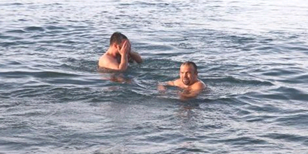 Rize'de hava s�cakl��� 19 dereceye ��kt�, gen�ler kendini denize att�