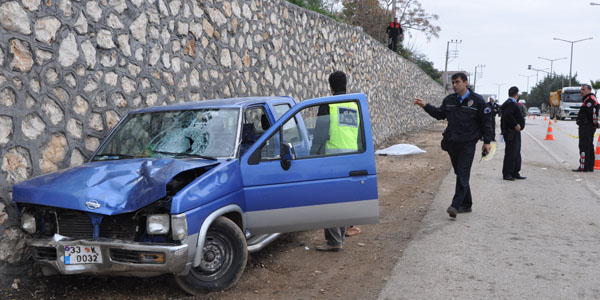 Kamyonetin �arpt��� in�aat i��isi hayat�n� kaybetti