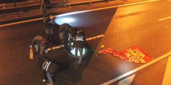 Köprüye bomba süsü verilmiş pankart astılar