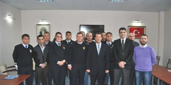 Kaymakam Orhan'dan ba�ar�l� polislere ba�ar� belgesi