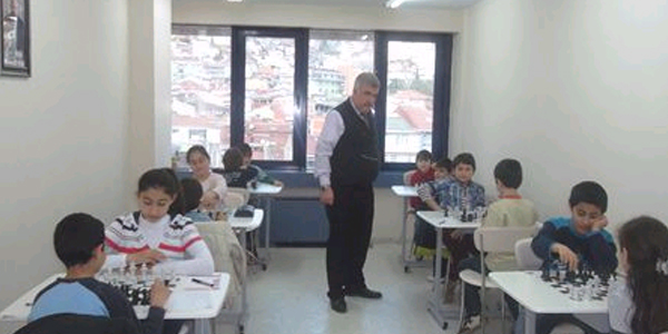 Belsa'da satran� okulu a��ld�