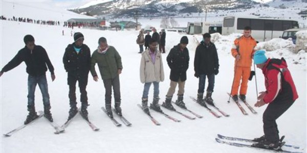 Somalili ��renciler kayakla tan��t�