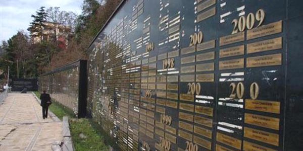 Maden �ehitleri an�t�'nda pirin� levhalar yine d�k�ld�