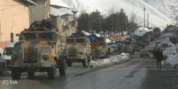 Tezkere alan ve izne giden askerler z�rhl� ara�larla ta��nd�