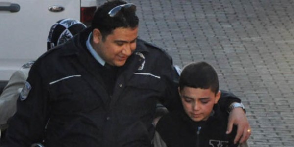 �ocuklar�n� d�ven baba g�zalt�na al�nd�
