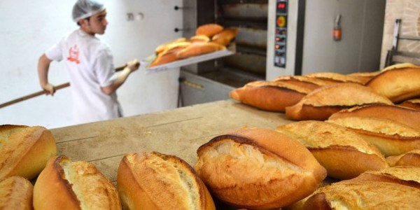 Bir y�lda 2,1 milyar ekmek ��pe at�l�yor