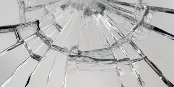 �stedikleri ila� yaz�lmay�nca hastanenin cam�n� k�rd�