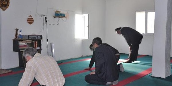 K�yl�ler tayini ��kan imam�n geri istiyor