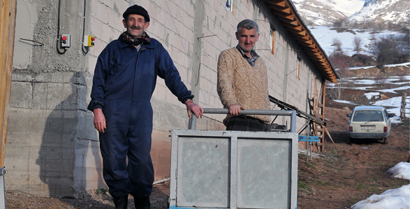 Otunu rayla, sütünü teleferikle taşıyor