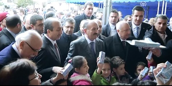 Bakan Avcı, öğrencilere tablet dağıttı/ Video