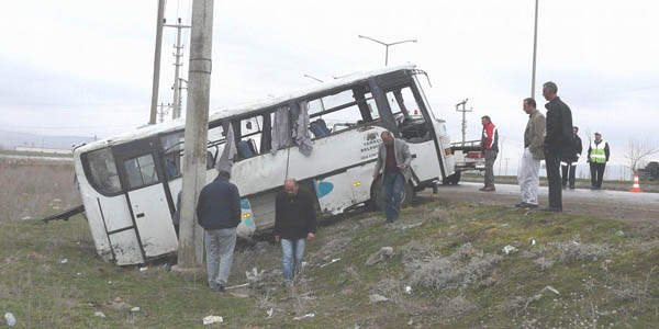 Okul servisi devrildi: 29 yaralı!