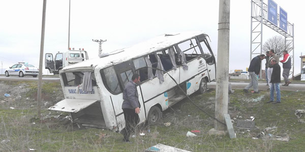 Öğrenci servisi devrildi: 28 yaralı