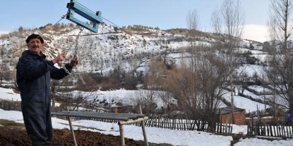 Otunu rayla sütünü teleferikle taşıyor