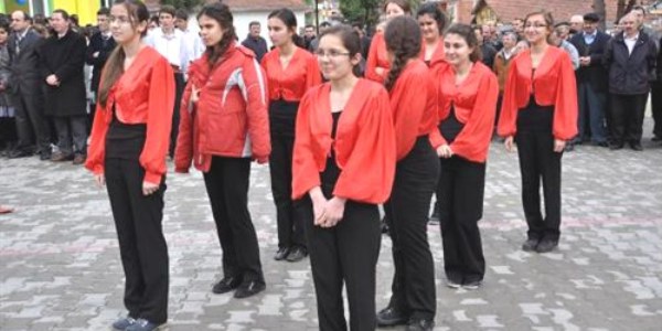 Öğrenciler, öğretmenlerinin montunu sırayla giyerek ısındılar