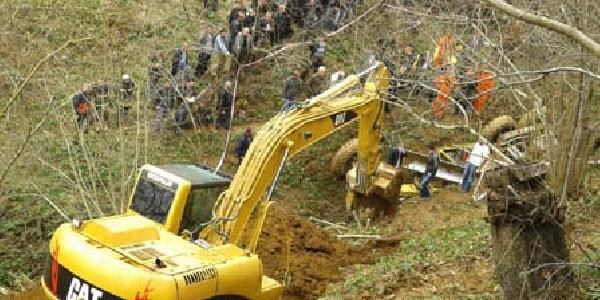 Greyder operatörü, greyderin altında can verdi