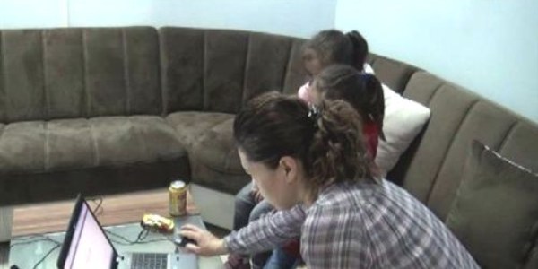 Uyu�turucu sevkiyat� yapan �iftin valizinden 6 kilo eroin ��kt�