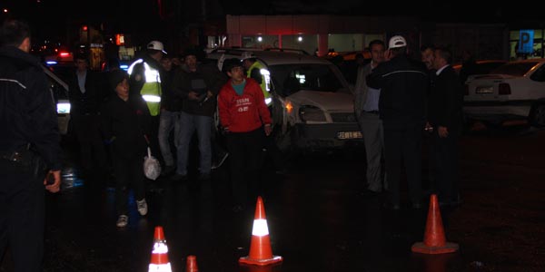 Ara�lar�yla �arpt�klar� otob�ste bulunan yolcular� b��aklad�lar