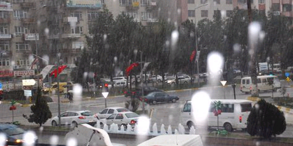 Adıyaman'da dolu yağışı hayatı olumsuz etkiledi
