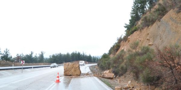 Yamaçtan kopan dev kaya yola düştü