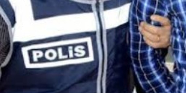 Telefona cevap vermeyen eşini darp etti