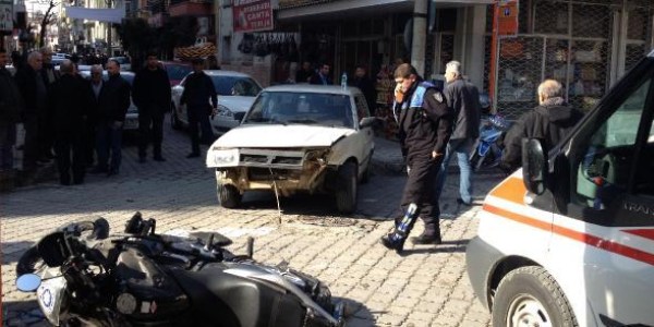 Yunus ekibi kaza yapt�, 2 polis yaral�