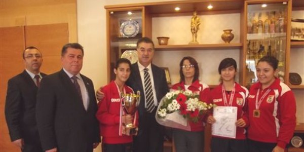 Rekortmen kızlardan Vali Al'a ziyaret