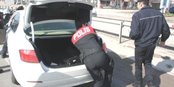 Polisten kaçan sürücünün otomobilinde tabanca ve esrar