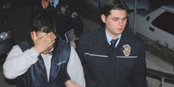Ehliyetsiz sürücü kaçarken polis memurunu sürükledi