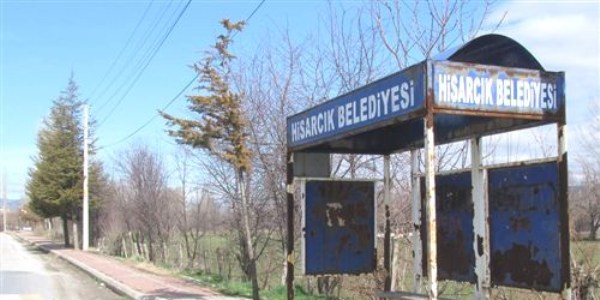 Kaldırımı işgal eden yolcu bekleme durağı