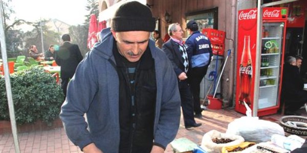 Emekli maaşı yetmeyince kestane satmaya başladı