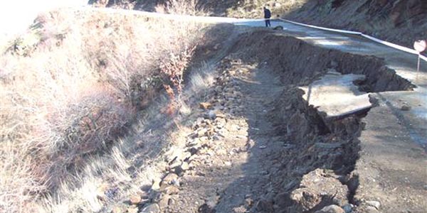 Ödemiş'te asfalt yol 20 metre çöktü