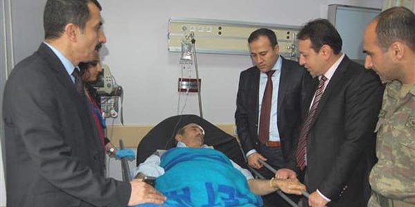 Kaymakam sündük kazada yaralanan vatandaşları hastanede ziyaret etti