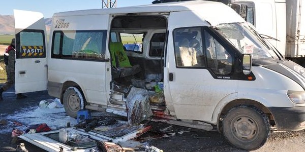 Öğrenci servisine TIR çarptı: 2 ölü/ Video