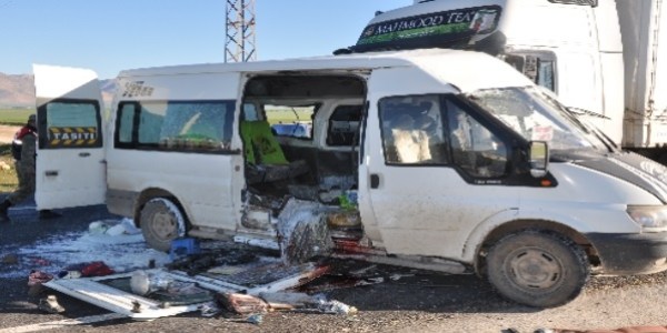 Öğrenci servisine TIR çarptı: 2 ölü, 7 yaralı