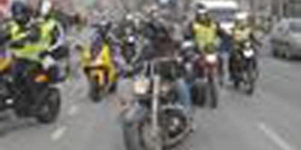 Motosikletlilerden svire Konsolosuluu nnde alkl protesto