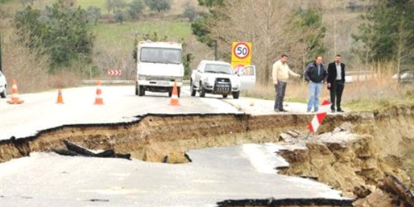 Heyelan belde yolunu yuttu, Çanakkale- İzmir Karayolu da tehdit altında