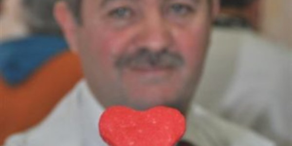 Sevgililer için kalp şeklinde badem ezmesi