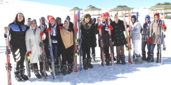Harran ve Akakaleli 50 renci ilk kez kayak yapt