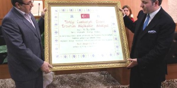 Tebriz Belediye Bakan, Erzurum'un fahri hemehrisi oldu