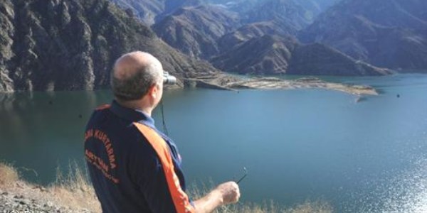 Deriner Baraj Gölü çevresinde mahsur kalan atlar kurtarıldı
