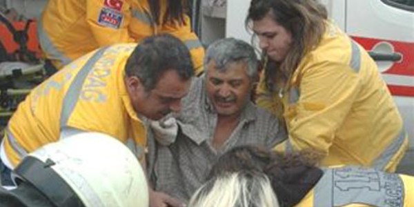 İnşaat iskelesi çöktü: biri ağır, 2 yaralı