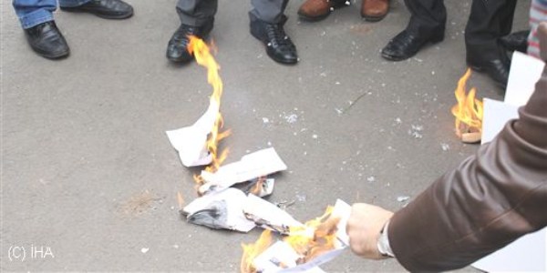 Adliye çalışanları maaş bordolarını yaktı