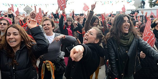 Kadına şiddete danslı protesto/ Video