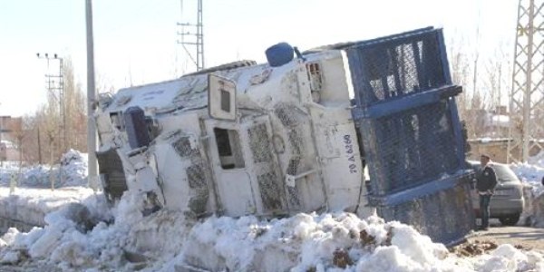 Ba�kale'de polis panzeri devrildi: 3 yaral�